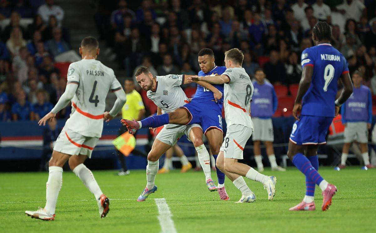 全力以赴的表演！上路、中路、下路和打野都做出了精彩的操作， EDward Gaming 击败了 Bilibili Gaming ，三支队伍全部获胜晋级