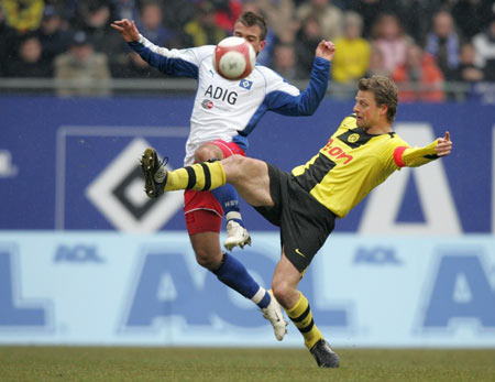 Yxl 在阿卡丽团战中的查普林式表现， Darwin 的蝎子铁钳无敌， Weibo Gaming 领先